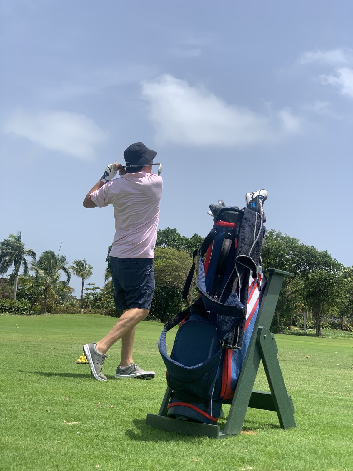 José Gabriel Guayazán Carrillo jugando al golf
